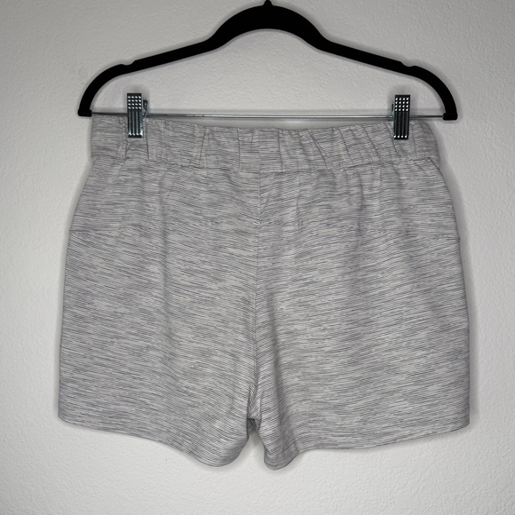Lululemon On The Fly Shorts Wee Are From Space Ice Gray Alpine White Size 8 - Picture 3 of 4